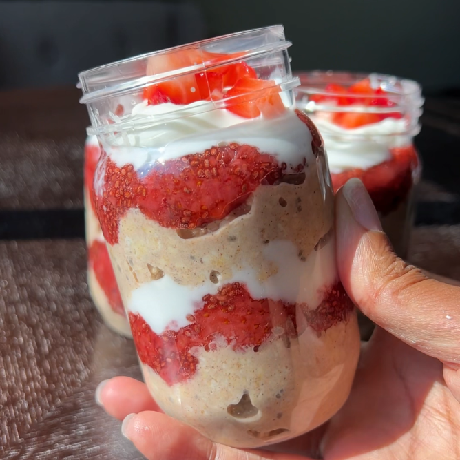 strawberry overnight oats