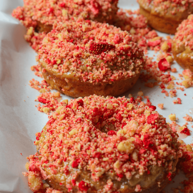 strawberry crunch baked donuts
